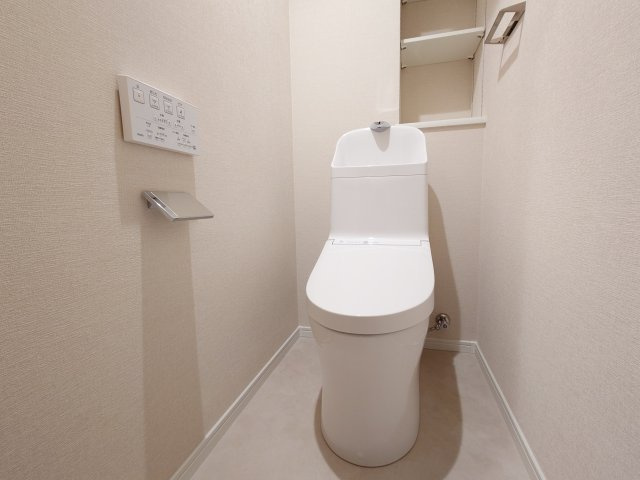 【新品】トイレ交換（収納棚・温水洗浄便座付き）、とても綺麗で清潔感があります♪