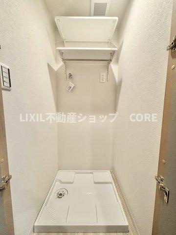 ランドリースペース上部には洗濯洗剤や柔軟剤を置ける便利な収納棚がございます。