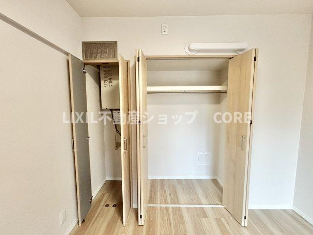 奥行きもあるので、収納ボックスをそのままクローゼットの中へ。部屋にものが出ずスッキリ。