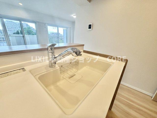 浄水と水道水を切り替えて使用できるスッキリとしたデザインの浄水器一体型水栓。