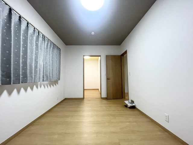 主寝室には大容量のウォークインクローゼットがあります☆
