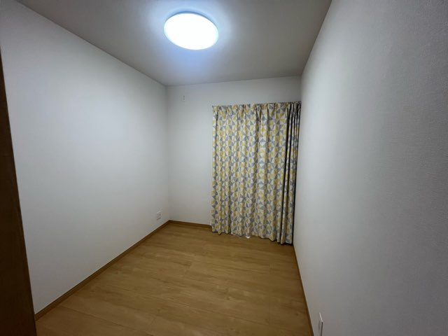 カーテンつきなので費用を抑えられます☆