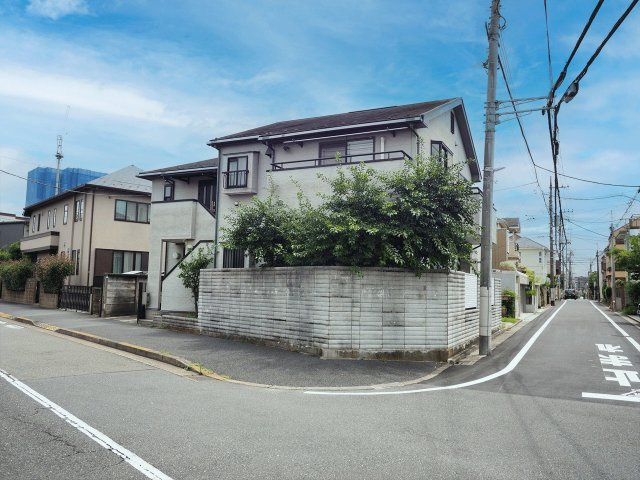 青空のもと陽光が心地よく注ぐ開放的な住環境！大きな窓を設けた明るいリビングづくりにも最適な立地です♪