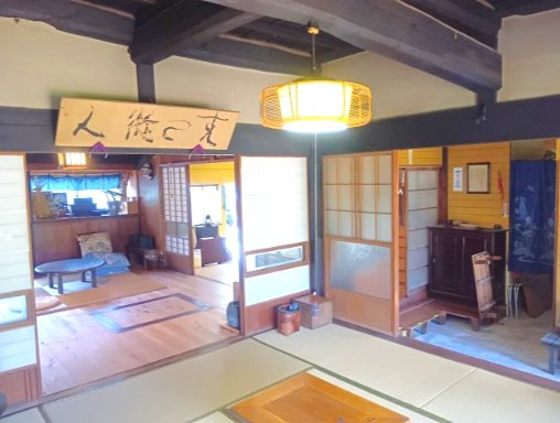 和室が土間に隣接する配置で、今ではあまり見かけなくなりましたが、懐かしさを感じます！