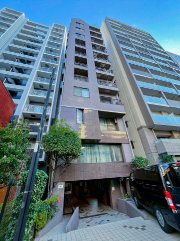 本物件建物外観になります。最上階のお部屋になります。