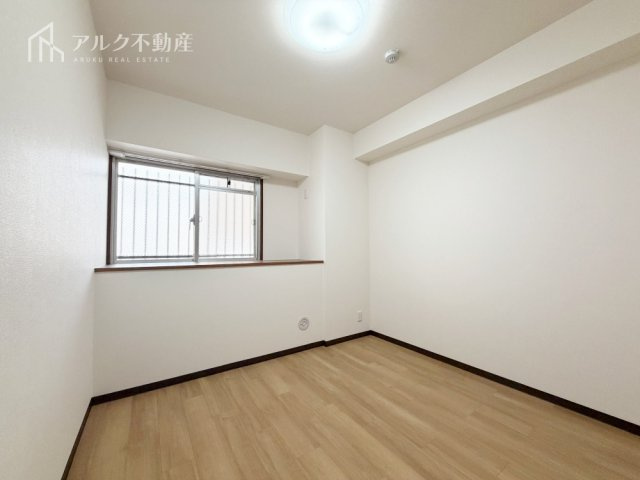 西側洋室約5.6帖