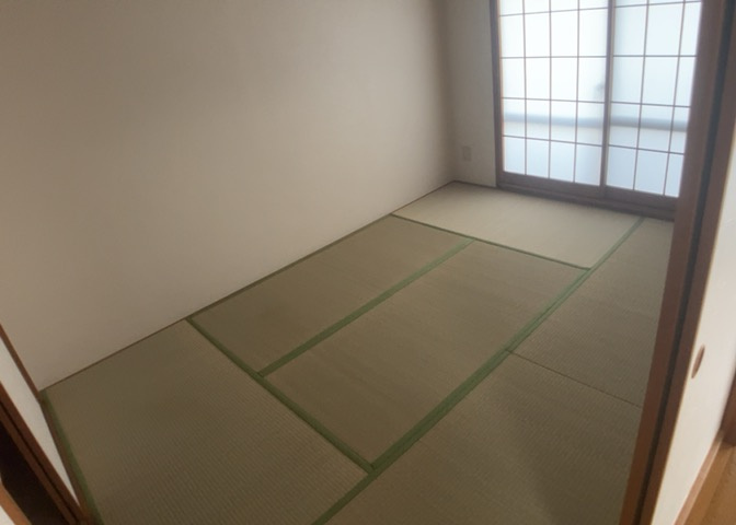 6.0帖の洋室は主寝室として家具を配置しやすい使い勝手の良い間取りです。静かで落ち着いた室内環境が整っており快適な睡眠をサポートします。和室6.0帖やLDK13.7帖とあわせてゆとりの3LDKです。