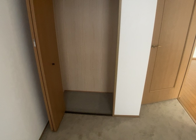 衣類や日用品をたっぷりと収納できるクロゼットや全居室収納を完備しています。お部屋をすっきりと保つことができるため、居住空間をより広々と有効活用していただけます。実際の収納量もぜひご覧ください。