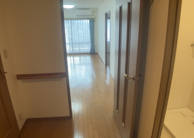 室内には落ち着いた雰囲気のフローリングを採用しており、日々のお手入れも簡単に行えます。和室6.0帖も備えた3LDKで、ファミリーでのご生活にも十分な広さと快適な内装デザインが魅力の住まいです。
