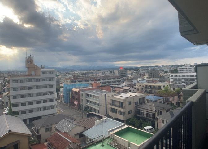 7階部分のバルコニーからは周囲を見渡せる見晴らしの良い景色が広がります。西向きで午後からの陽当たりも期待でき、快適なひとときをお過ごしいただけます。周辺環境と合わせて現地でお確かめください。