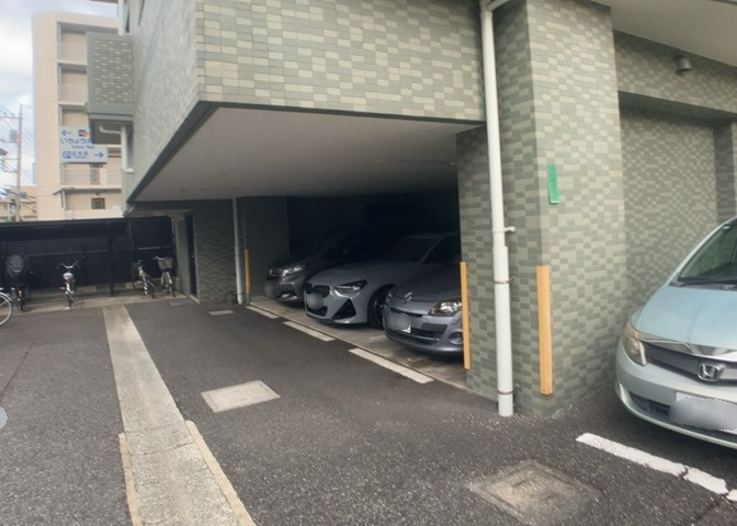 敷地内には月額14000円で利用できる駐車場スペースがございます（空き状況は要確認）。前面道路は整備された歩道があり、愛車の出し入れもしやすい環境です。サイズ等につきましては現地でご確認ください。