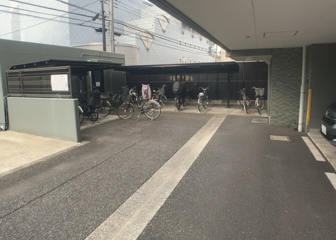 マンション敷地内には自転車をしっかりと保管できる駐輪場が用意されております。通勤や通学、近隣のスーパーエコス大横店（約249m）へのお買い物など、自転車を利用される方に大変便利で安心の設備です。