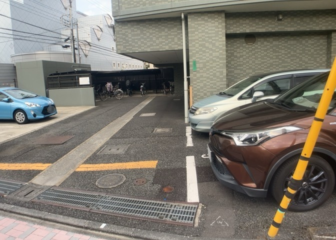 敷地内に用意された駐車場は、お車を所有されている方に大変魅力的な設備です。月額費用14000円となっておりますので、マイカーをお持ちの方は空き確認とあわせましてお気軽にお問い合わせください。