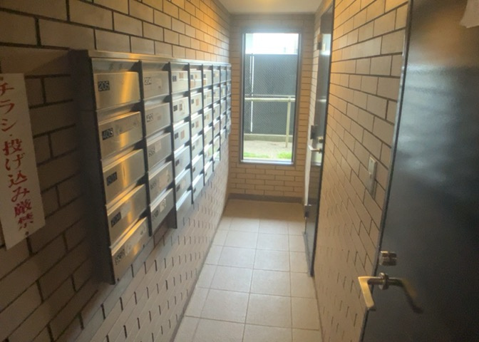 エントランス近くには住戸別の集合郵便受けが設置されております。毎日利用する場所だからこそ綺麗に保たれており、防犯面にも配慮されています。毎日の郵便物の受け取りをスムーズに行っていただけます。