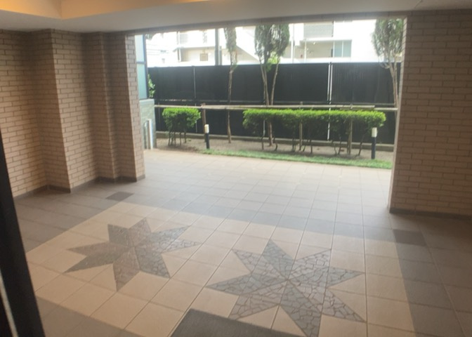 住民同士のコミュニケーションや待ち合わせにも利用できるエントランス周辺の共用空間です。日勤管理により清掃や手入れが行き渡っており、いつでも気持ちよく利用できる快適な空間が保たれています。