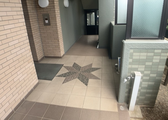 マンションの共用部分にはスムーズな移動を可能にするエレベーターが設置されています。7階のお部屋への移動も快適です。全部委託管理・日勤体制により清潔で整然とした状態がしっかりと維持されています。