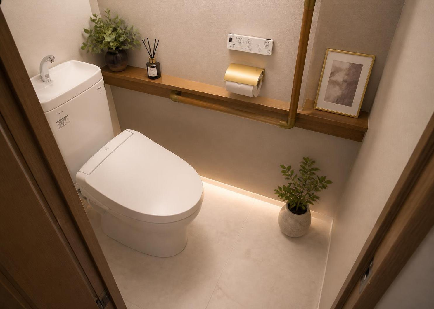 快適な衛生環境を保つ温水洗浄便座付きのトイレです。独立設計のトイレ空間となっており、いつでも気持ちよくご利用いただけます。忙しい朝の時間帯でもゆとりを持って準備ができる工夫が施されています。