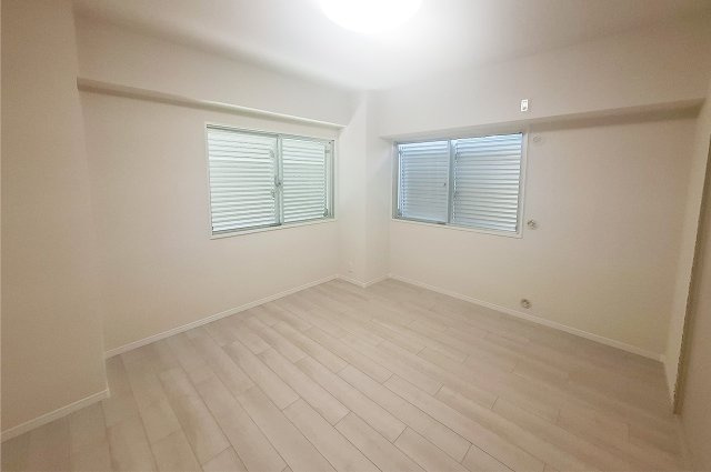 洋室1：窓が2ヶ所あり風通りがよく気持ちのいいお部屋です。