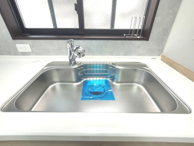 【シンク】　食器洗いもはかどる広々としたシンク。