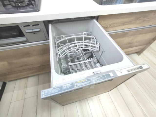 【食洗器】　後片付けが楽になる食器洗浄乾燥機付き！環境にも手荒れにも優しい、嬉しい設備です。