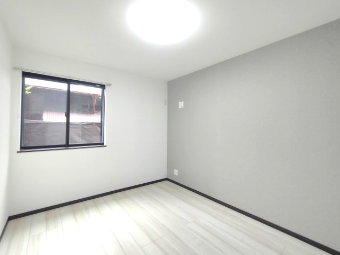 【納戸約5.6帖】　納戸とは建築基準法で「居室」の採光・通風の基準を満たしていないお部屋のこと。通常のお部屋としてもお使いいただけます。
