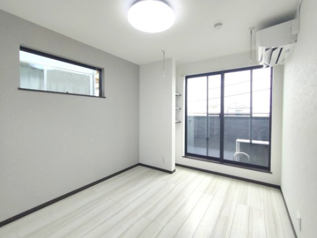 【洋室約5.9帖】　ゆったりサイズの洋室は、主寝室にいかがでしょうか？