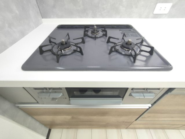 【3口コンロ】　3口コンロ、グリル付きでお料理のレパートリーも増えそうです。