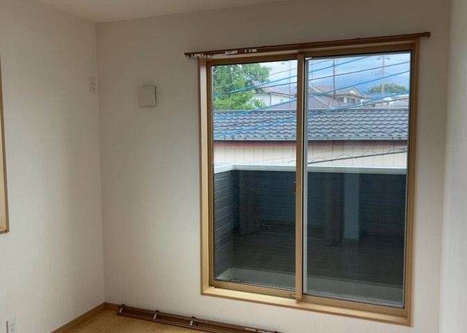 洋室のメリットは重い家具が置きやすく、身の回りが整理しやすいことです。　床がフローリングのため畳とは異なり凹みにくいです。　クローゼットなど収納が豊富で、普段使わない旅行カバンや服の整頓も簡単にです。