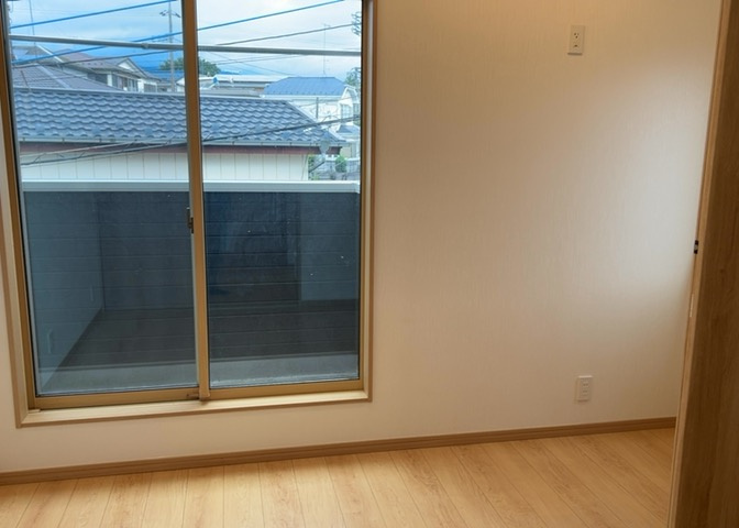 寝室でゆっくりと過ごすためにはベッド周りの適度な空間を担保することや窓の位置、照明の明るさ、寝室の広さなどを考える必要があります。自身や家族の構成とライフスタイルに併せて寝室にする部屋を選びましょう！