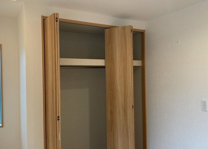 デザイン性を重視しすぎて収納が少なかった！なんてことにならないため、事前に現地で収納の数を確認しておくことをお勧めします。クローゼット以外にも床下収納や屋根裏収納、パントリーなどもチェックしましょう。