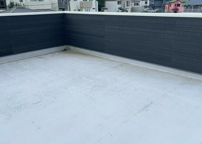バルコニーは、室外の専用スペースのうち、「屋根がなく開放された空間」であるものを指します。ベランダより広いタイプのものが多く、日当たりもよいため家庭菜園などを楽しみたい人にとって適した環境となります。