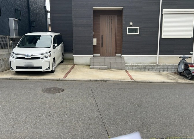 駐車場と明記されていても、最小スペースでつくられた駐車場だと大型車は駐車できなかったり、出入りしにくくなったりする可能性があります。お車のサイズと購入したい物件の駐車場のサイズを現地で確認しましょう。