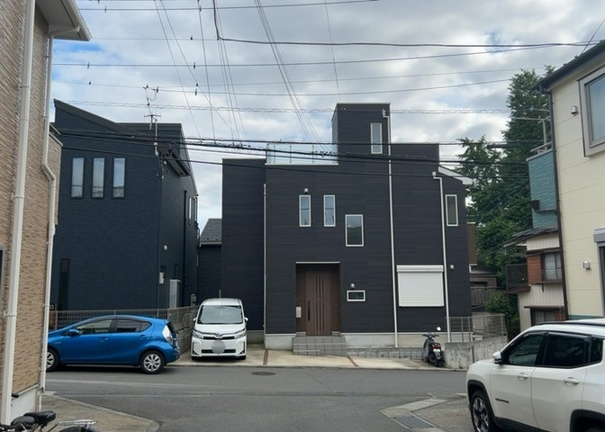 住宅用の土地では前面道路に2m以上接していなければならないと法律で定められています。しかし、お持ちの車のサイズやライフスタイルなどにより、2mでは利便が悪い場合もございますので、事前に確認しましょう。