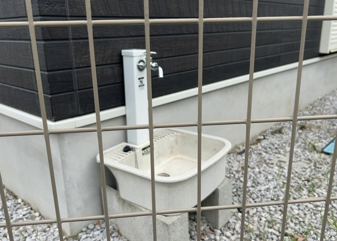 敷地内に散水栓や立水栓があると便利です。水道水を直接利用できるため、水を運ぶ手間を省くことが出来ます。大量の水を必要とする洗車作業や清掃などに役立ちます。その他設備とあわせて、現地でご確認ください。