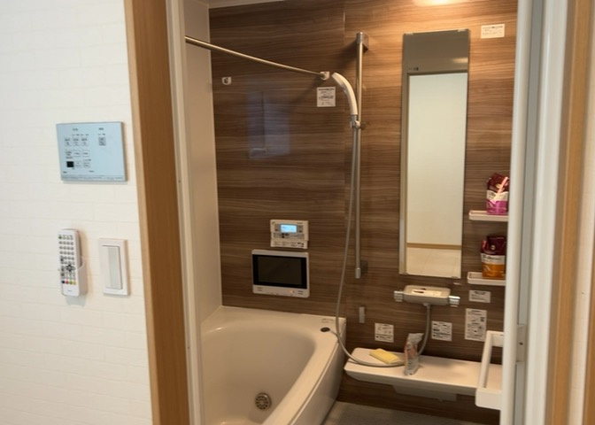入浴時の快適さも大事なことですが、綺麗な状態を維持できなければ気持ちよく入浴できません。毎日の掃除が楽という点は大事なポイントになります！カビが生えにくく掃除がしやすい、壁や浴槽を選ぶといいでしょう。