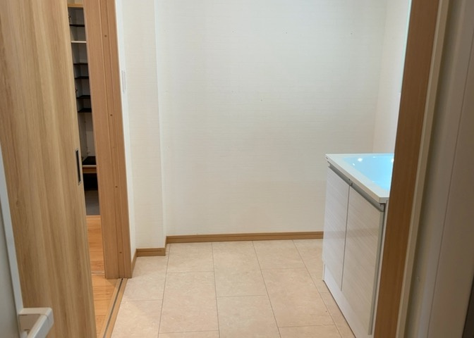 多くの戸建て住宅で見かける洗面脱衣所は、洗面台と洗濯機が2畳ほどのスペースに並べられていて、洗面所が脱衣所を兼ね備えている間取りが一般的です。お客様が利用することもある、パブリックな空間でもあります。