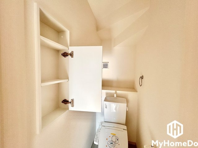 壁面には扉付きの埋込型収納棚を完備。トイレットペーパーのストックや掃除用具、衛生用品などを、生活感を隠してすっきりと収納できます。