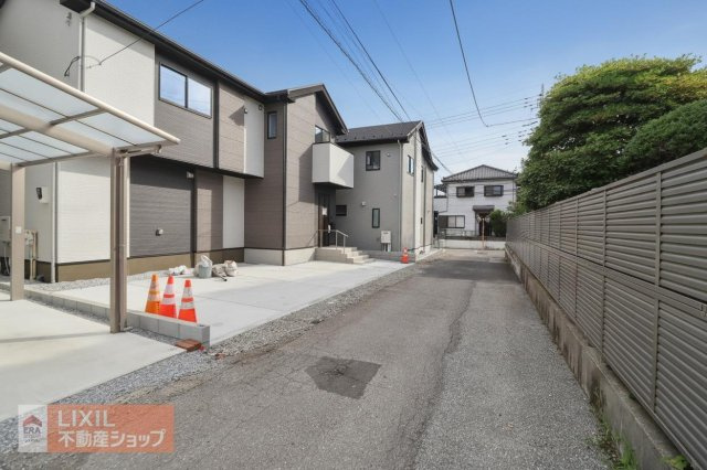 【前面道路】現地完成写真。道幅や駐車など、ご確認ください。