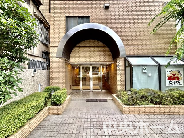 【エントランス】マンションのエントランスは、その物件の印象を決める、顔とも言える場所です。毎日通る場所ですからきれいなのが一番です。エントランス内はオートロックですので暮らしの安全も確保されています。