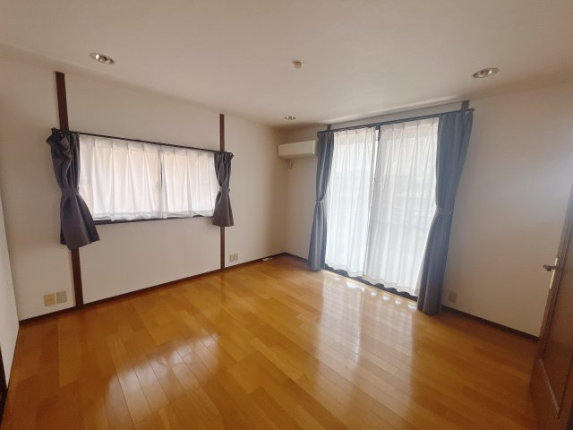 ■2階洋室｜ナチュラルカラーの床です。模様替えなどとても楽しく工夫できます♪陽当たり、風通しもとても良いので毎日快適な生活スタートです！子供部屋にも良いですね♪