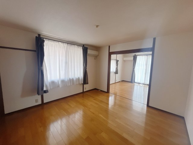 ■2階洋室｜2階洋室には大きな窓をご用意しています。日中はあたたかな日差し差し込み自分時間も充実できますね＾＾