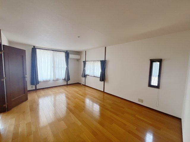 ■2階洋室｜2面採光で明るい1階の洋室。全部屋フローリングなので、お掃除がしやすいです♪大きな収納もあって嬉しい！