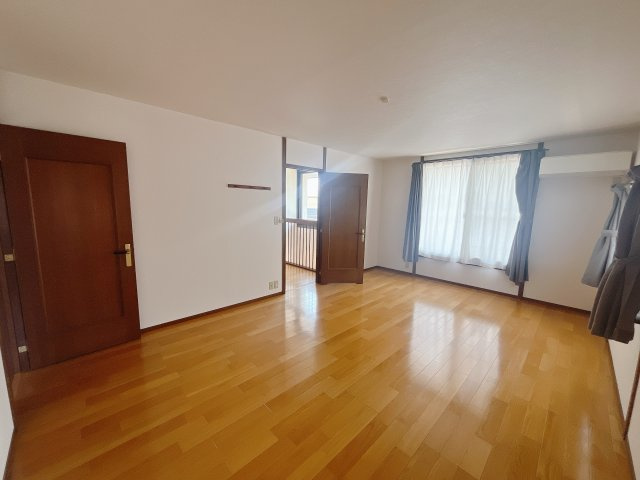 ■2階洋室｜お子様の一人部屋にピッタリな洋室。木のぬくもりを感じるフローリングは、天然木の味わいが時とともに深みを増していきます。また、傷にも強く、フリーワックスでお手入れもラクラクです♪