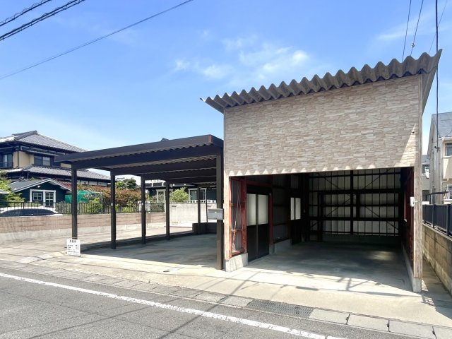 ■ガレージ｜ガレージ付きなので、ご自身の愛車も友人の車もしっかり守れます♪