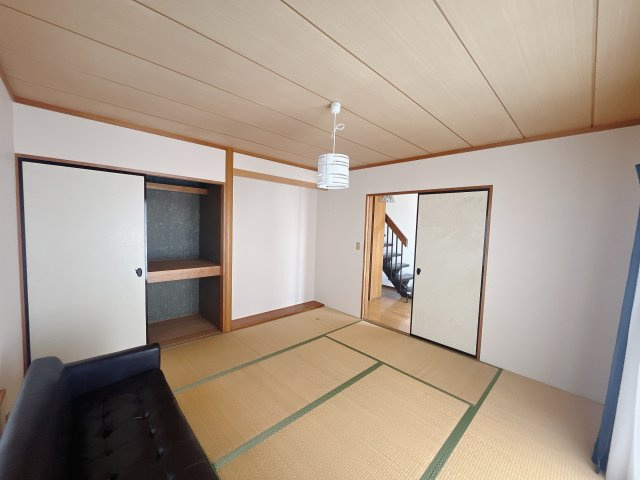 ■1階和室｜意外と場所をとるアイロンがけや、お洗濯物を畳むときにも広々と使うことができ、ちょっと一休みしたいとき、すぐに横になれるのも魅力です♪