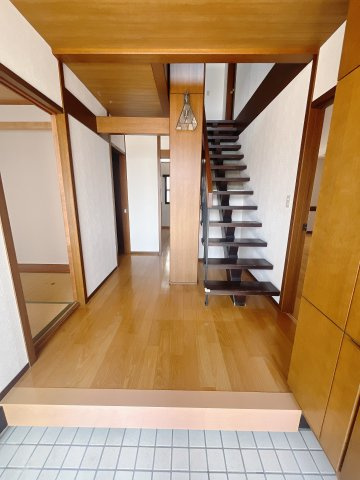 ■玄関｜毎日の「いってらっしゃい」や「お帰りなさい」を大切なご家族と過ごす玄関は〈使いやすさ〉を追求しております。玄関横の物入は急な来客時でもさっとお片付けできるスペースを確保しています。