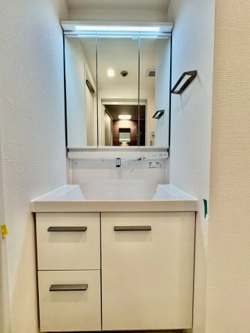 身支度に便利な三面鏡タイプの洗面化粧台。