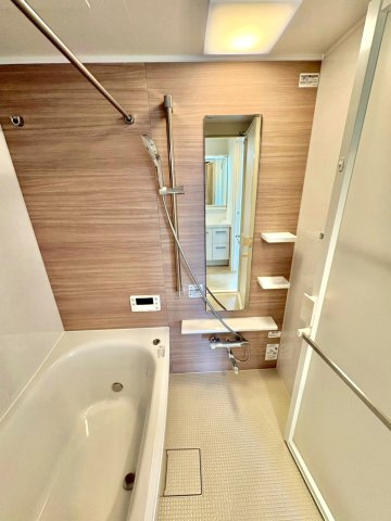 一日の疲れを癒す、ゆったりとした浴室空間。