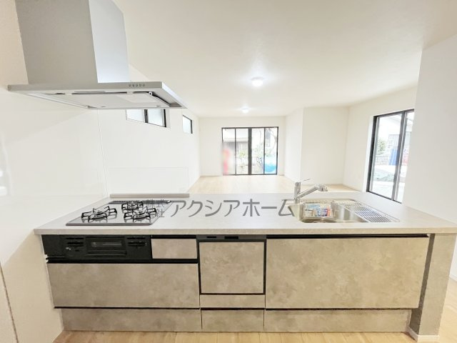 リビングが見渡せる対面式キッチン　