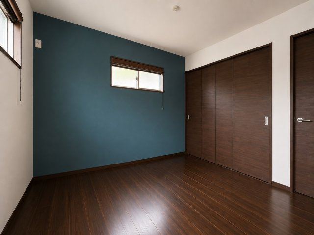 アクセントクロスが印象的な6帖の洋室です。収納と可動棚を備えており本や雑貨のディスプレイも楽しめます。子ども部屋や書斎趣味のお部屋としても使いやすく家族のライフスタイルに合わせて柔軟に活用できます